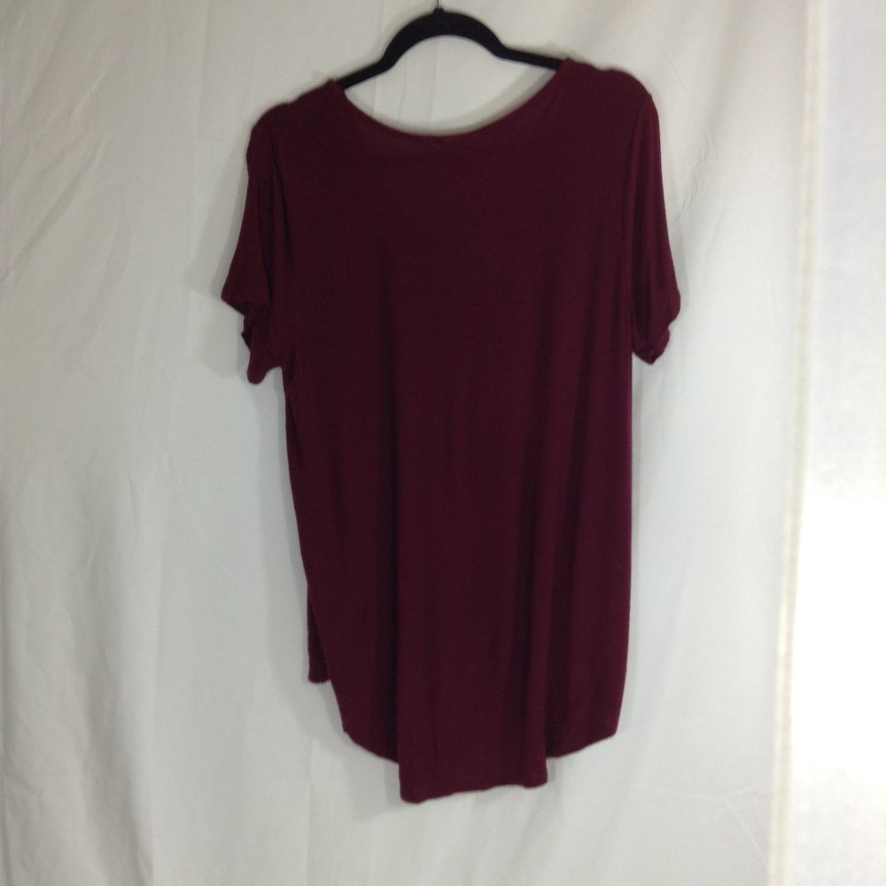 JanetChung Maroon Tee Size Medium - Picture 2 of 5
